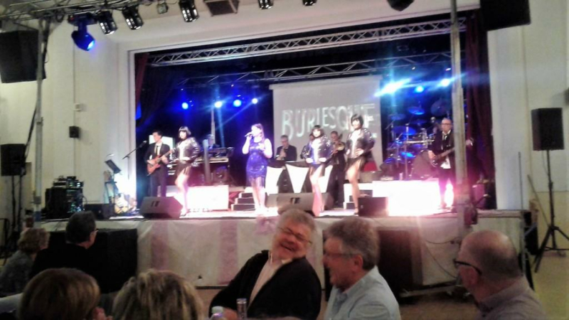 Chansons, plumes et strass