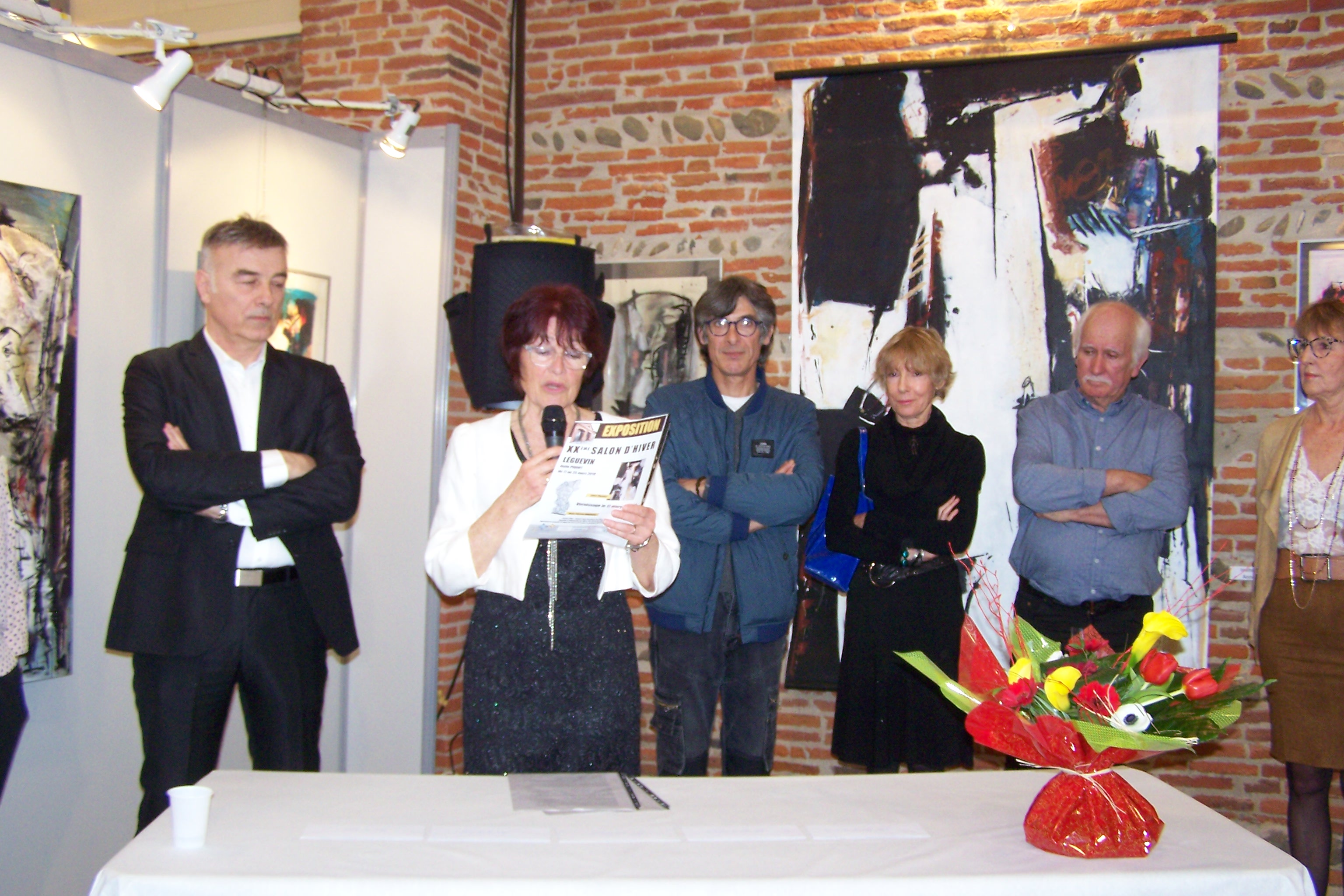 Dominique Coutenceau présentant l'exposition entourée du maire Stéphane Mirc et d'artistes