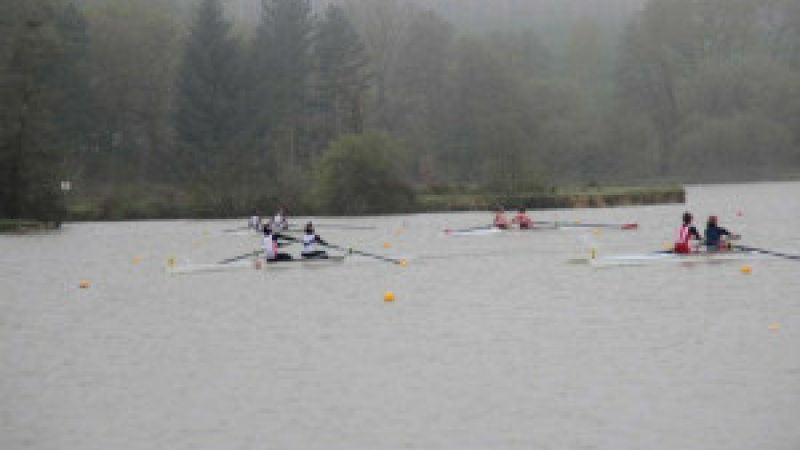 Au lac de l’Uby, les compétitions d’aviron débutent