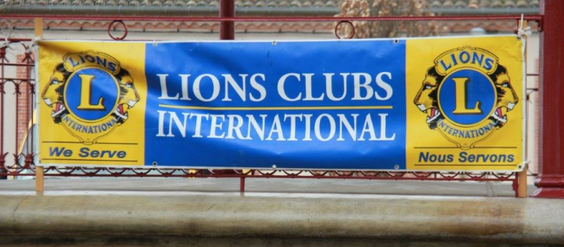 Remise d'un panneau handicap par le Lions à la mairie