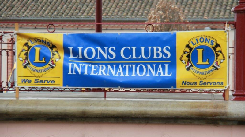 Remise d'un panneau handicap par le Lions à la mairie