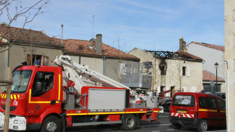 Une maison d'habitation détruite par un incendie