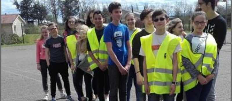 De jeunes assistants sécurité au sein de leur collège