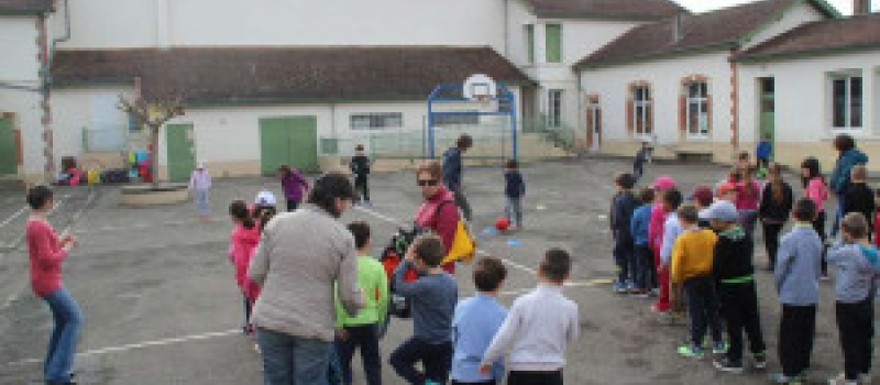 350 enfants ont envahi le quartier de l’école