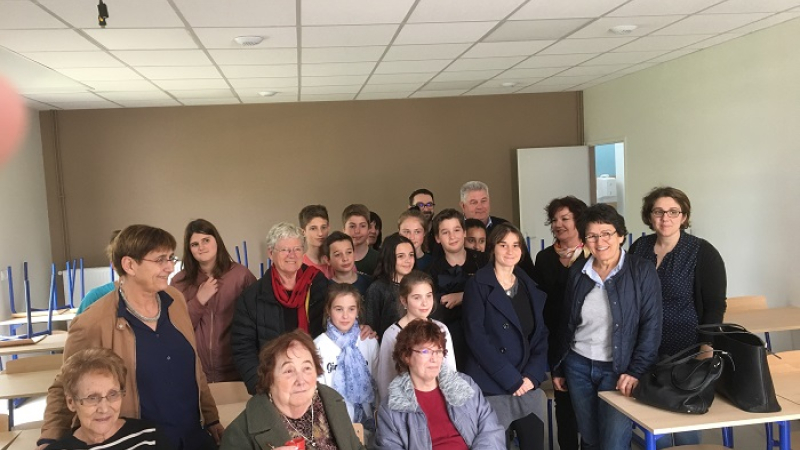 Au collège de Fleurance, le Conseil Départemental fait manger ensemble collégiens et personnes âgées
