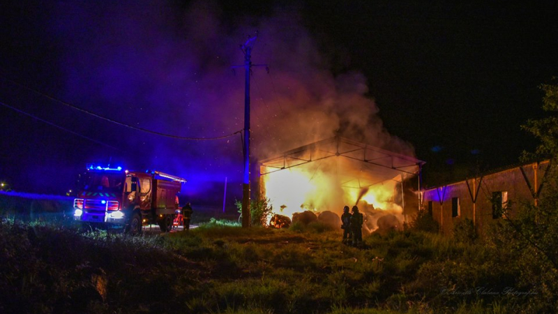 Un hangar agricole en flammes