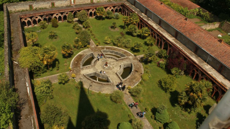 Les Brûle-Soupapes à la journée de restauration de la Fontaine de l'Abbaye ND de l'Espérance à Tarasteix (65)