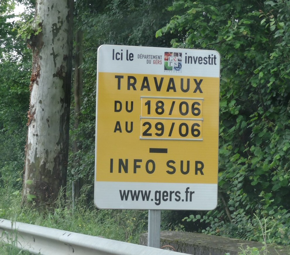 De nombreux panneaux annoncent les travaux