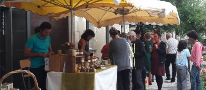 Marché bio au jardin de l'ancien hôpital
