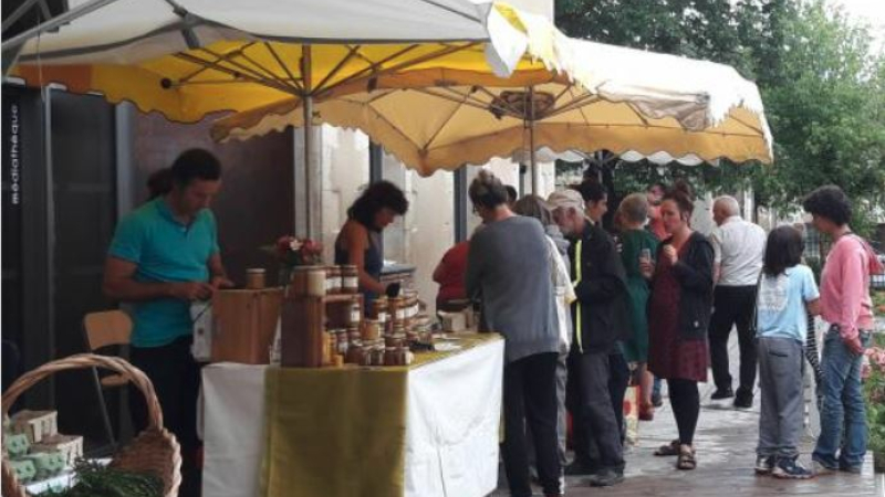 Marché bio au jardin de l'ancien hôpital