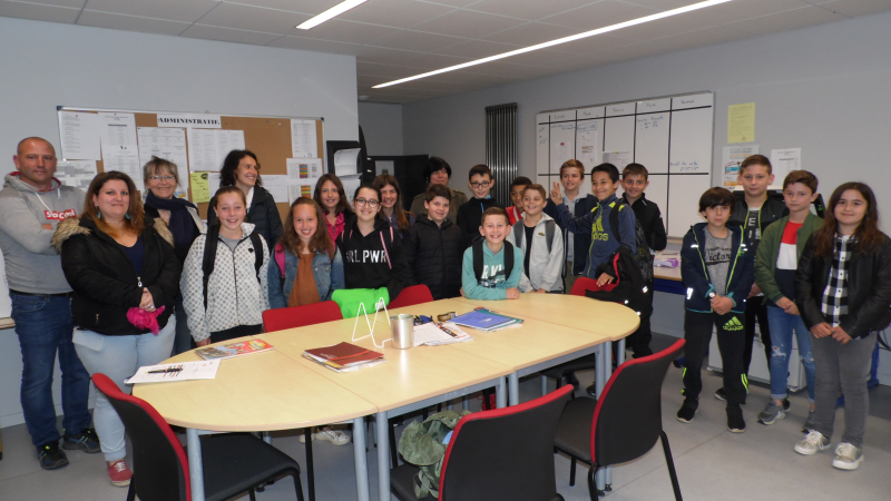 Les "Cours Moyens-2 " visitent le collège Pasteur