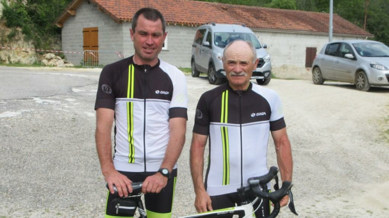 Deux cyclistes talentueux.