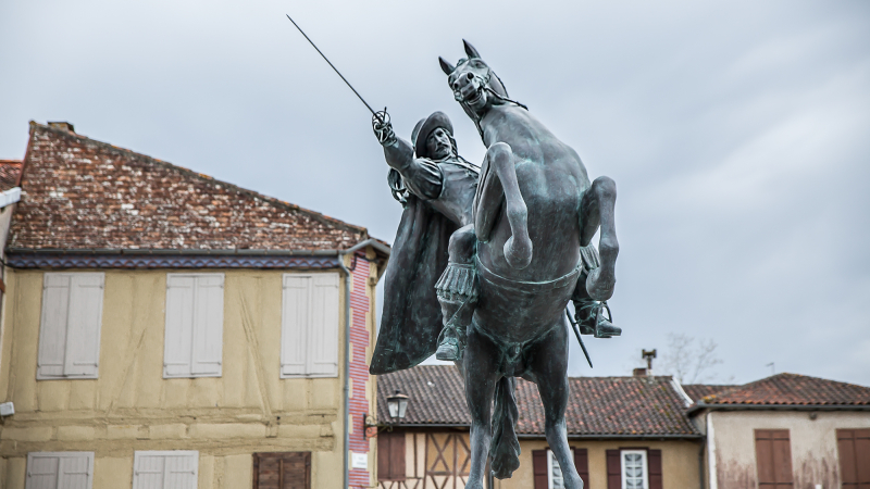 Marché au pied de la statue de d’Artagnan à Lupiac 