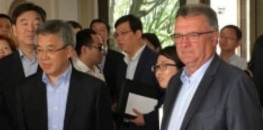De gauche à droite : Hu Chunhua, vice-Premier ministre de la République Populaire de Chine et Michel Prugue, Président du Groupe Coopératif Maïsadour au siège de Comtesse du Barry à Gimont dans le Gers.