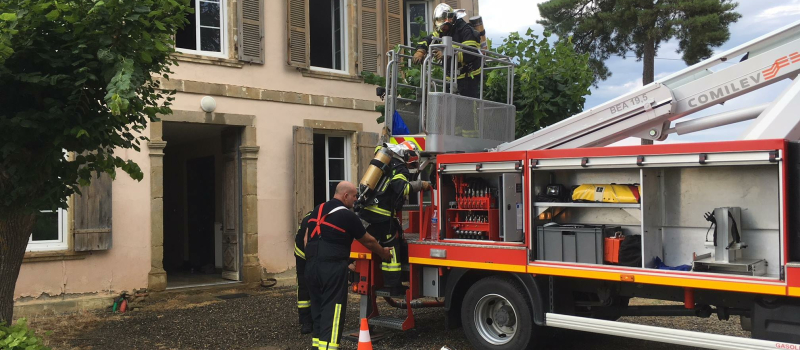 La foudre frappe une maison 