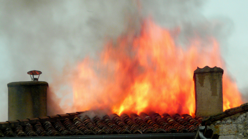 La foudre s'abat sur le village