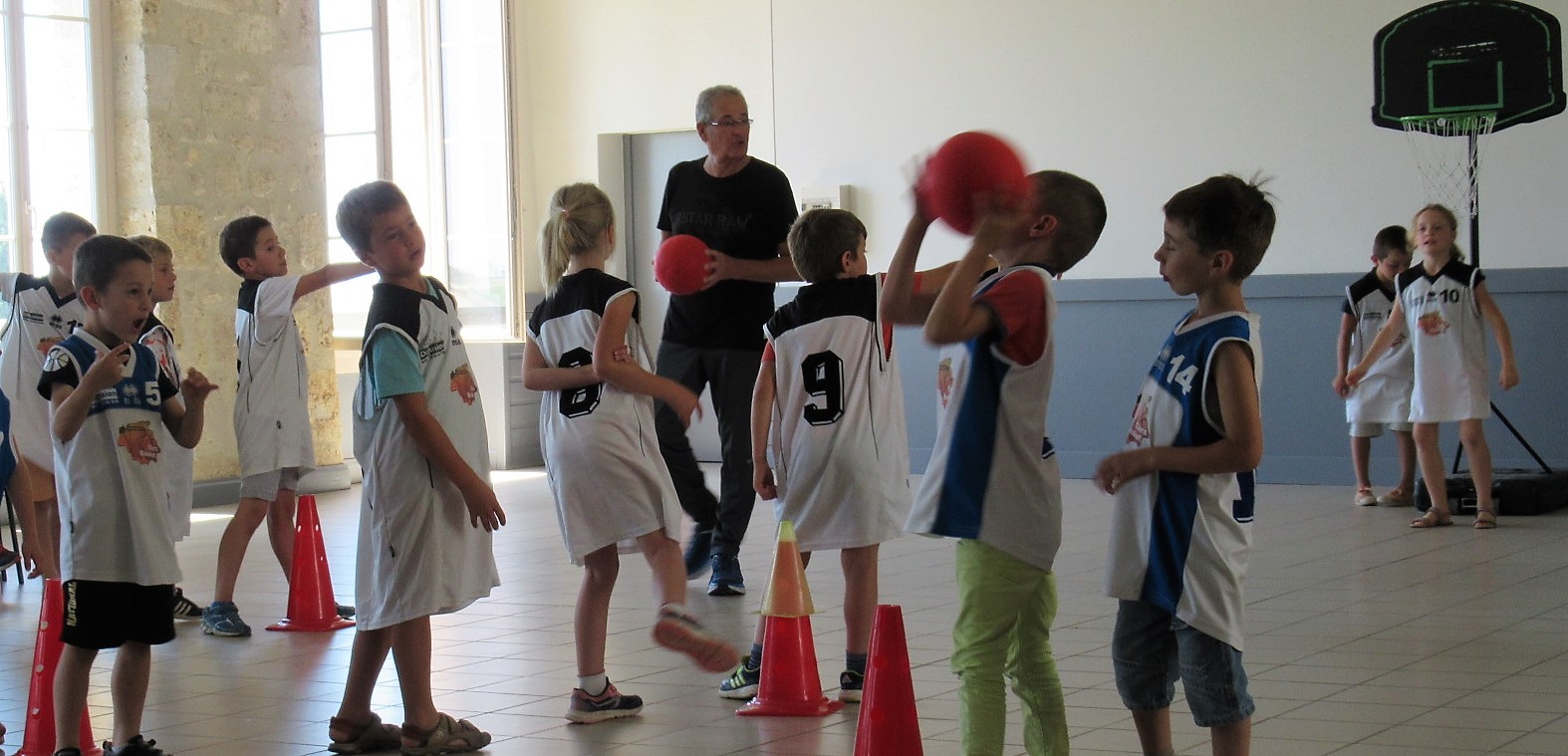 Des ballons et des paniers adaptés aux jeunes