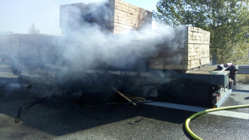 Un camion sème le feu sur sa route