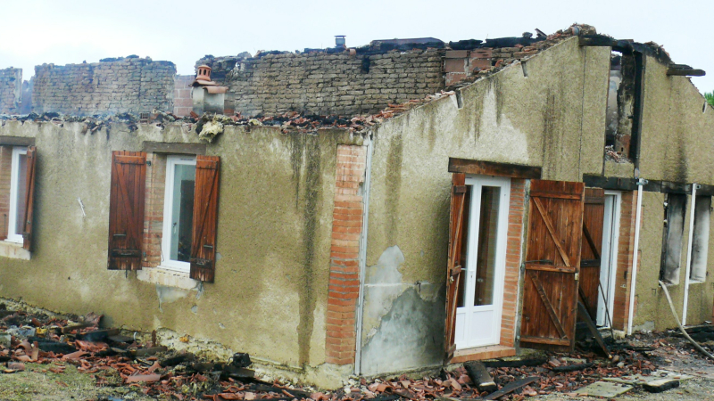 Un incendie embrase totalement une maison d'habitation 