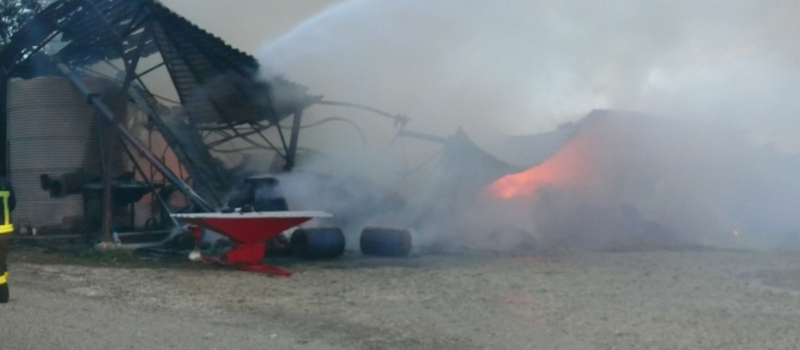 Un hangar agricole à la proie des flammes est complètement détruit et cent canards en sont morts intoxiqués