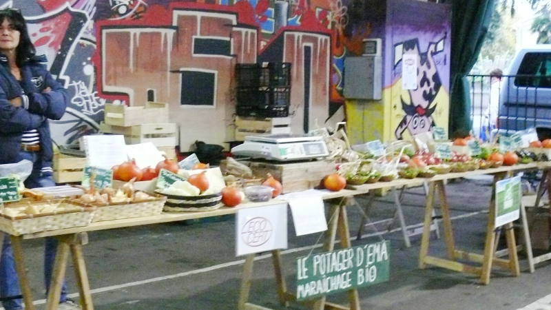 Le marché bio du lundi en soirée connait un franc succès