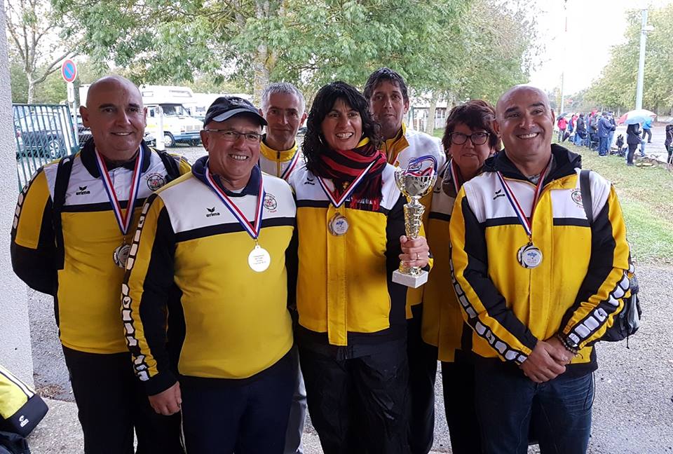 Les jaunards autour de la coupe et du camarade Cazac!