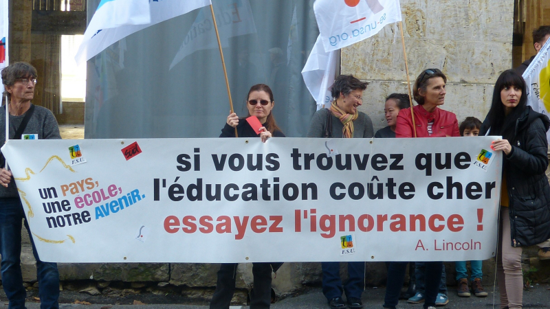 Les enseignants dans la rue.