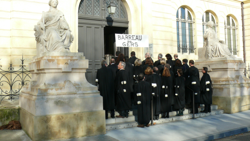 Les robes noires en grève pour protester contre le projet de réforme de la Justice porté par le gouvernement.