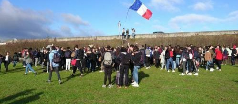 Quelques 300 lycéens ont apporté leurs soutiens aux gilets jaunes