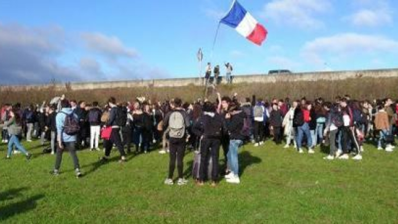 Quelques 300 lycéens ont apporté leurs soutiens aux gilets jaunes