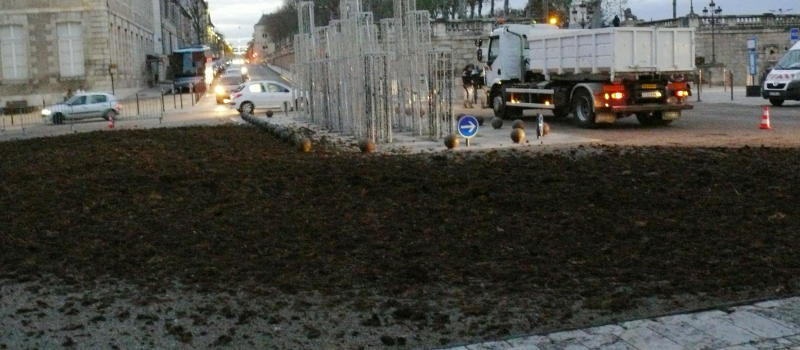 Un camion de fumier vidé sur la place de la Libération