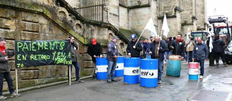 Au son des bidons et de canons à gaz, les agriculteurs sont allés porter leurs revendications en préfecture