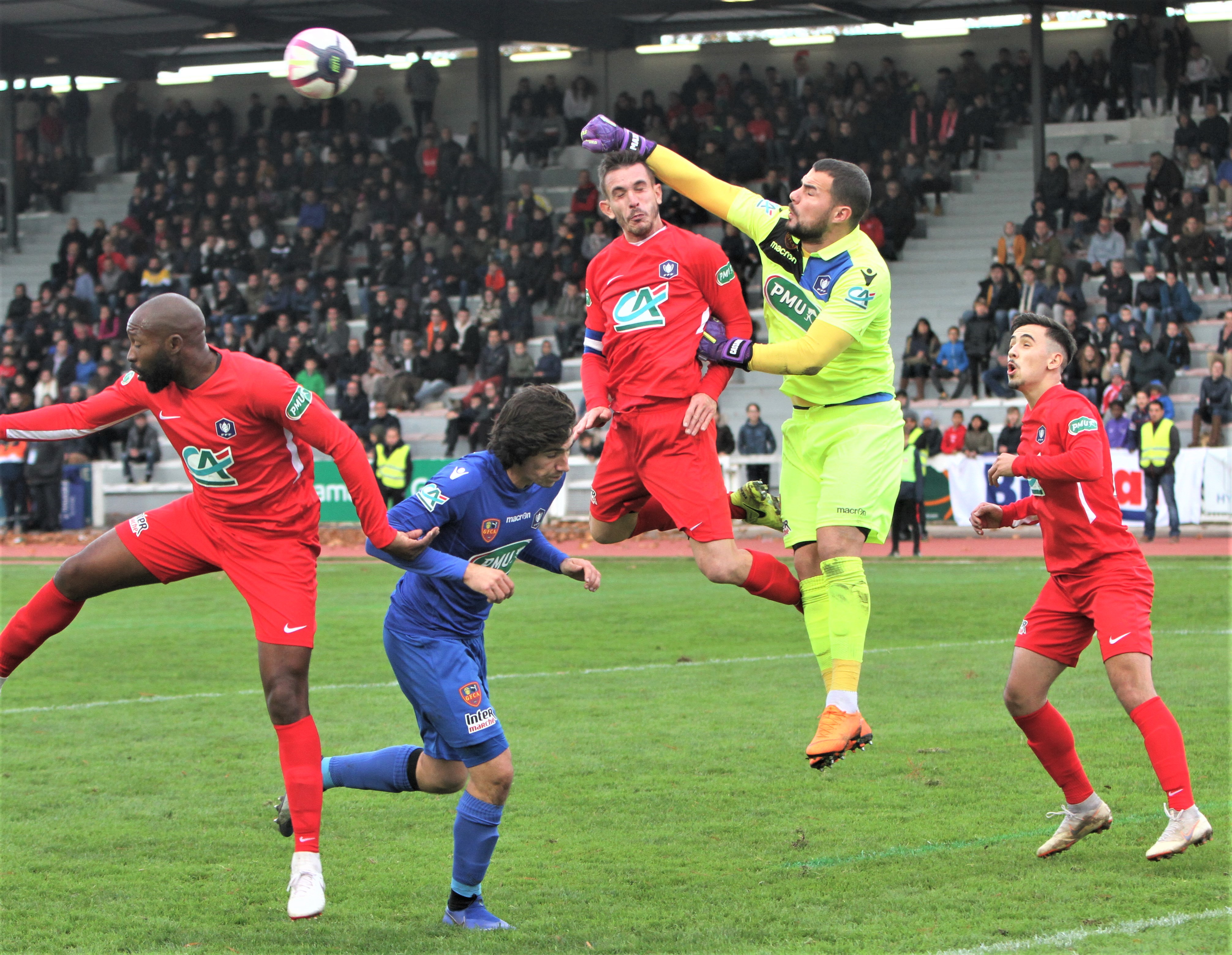 Le capitaine auscitain Florian Fitte, ici au duel avec le gardien corse lors du match de Coupe de France.