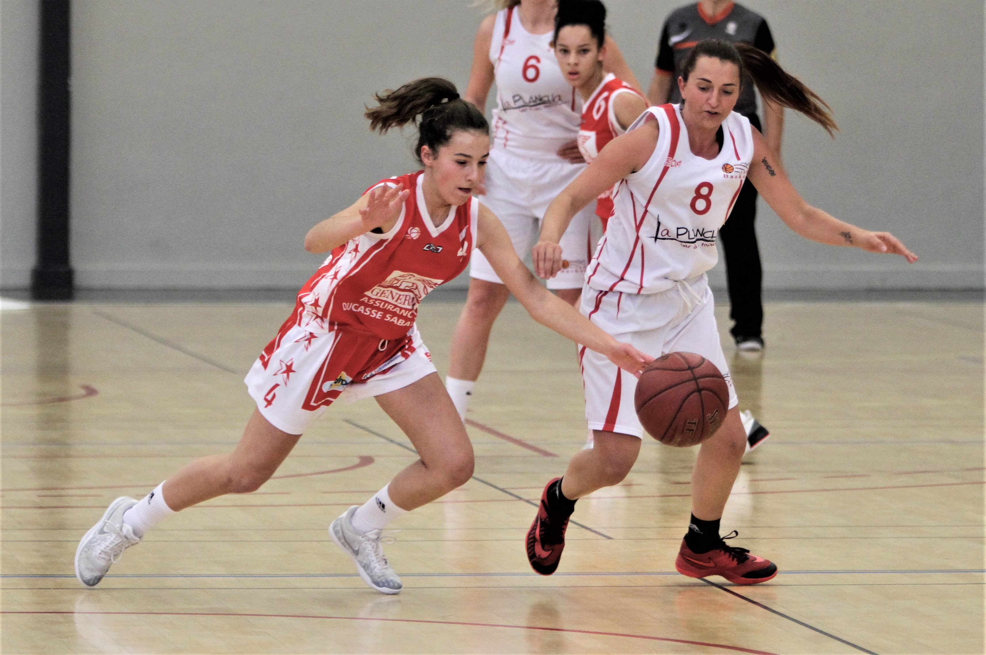 L'Auscitaine Charlotte Torres-Huchon (n°4) à la lutte pour la balle avec Marine Ponce, a été la meilleure scoreuse de l'ABC contre Bordères avec 14 points à son actif.