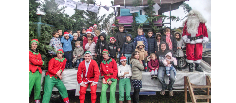 Le Père Noël arrive sur sa maison mobile à Sorbets  