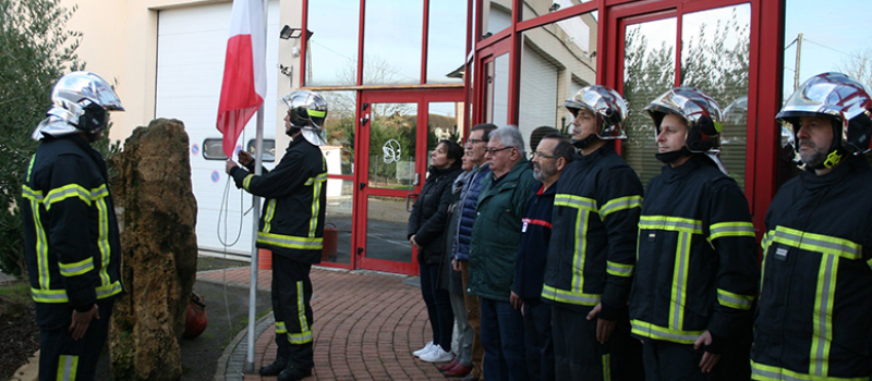 Hommage aux sapeurs pompiers décédés.