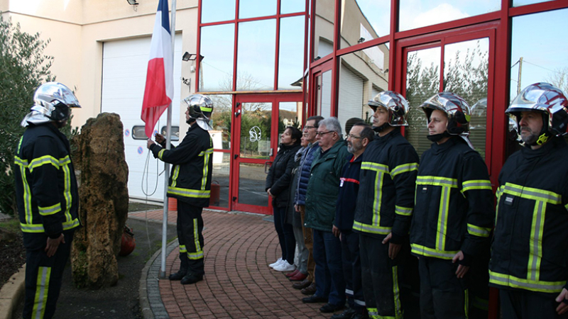 Hommage aux sapeurs pompiers décédés.