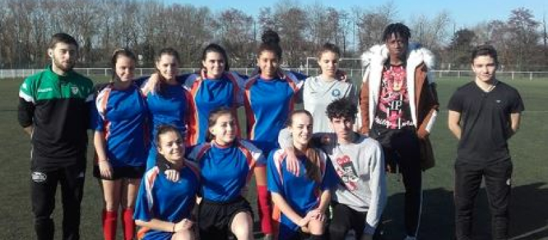 L'équipe foot féminine du lycée se distingue
