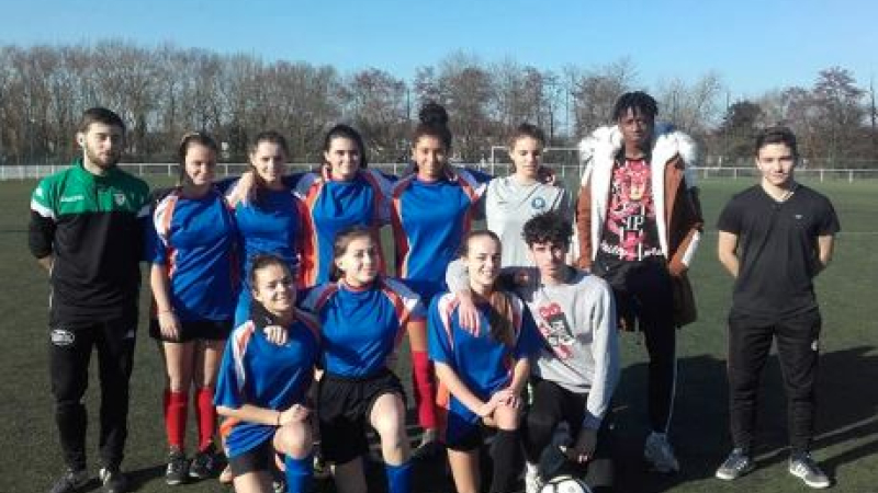 L'équipe foot féminine du lycée se distingue