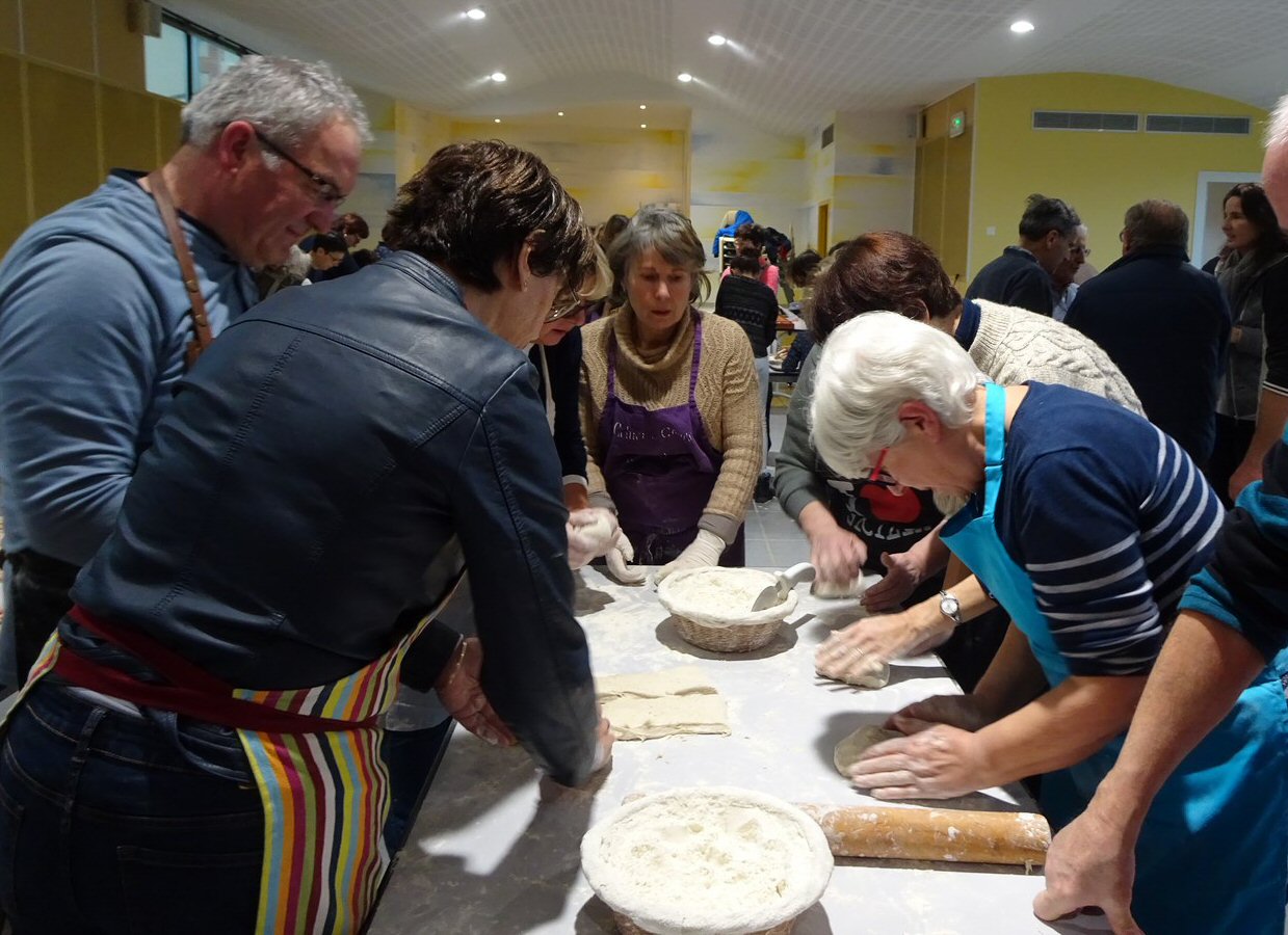 Fabrication du pain par des mitrons en apprentissage 