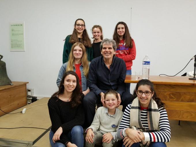 Les jeunes joueuses de l'UAV basket autour de Claude Bergeaud