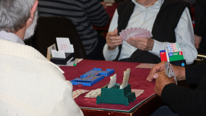 Au club de bridge, on répond de loin à l'invitation
