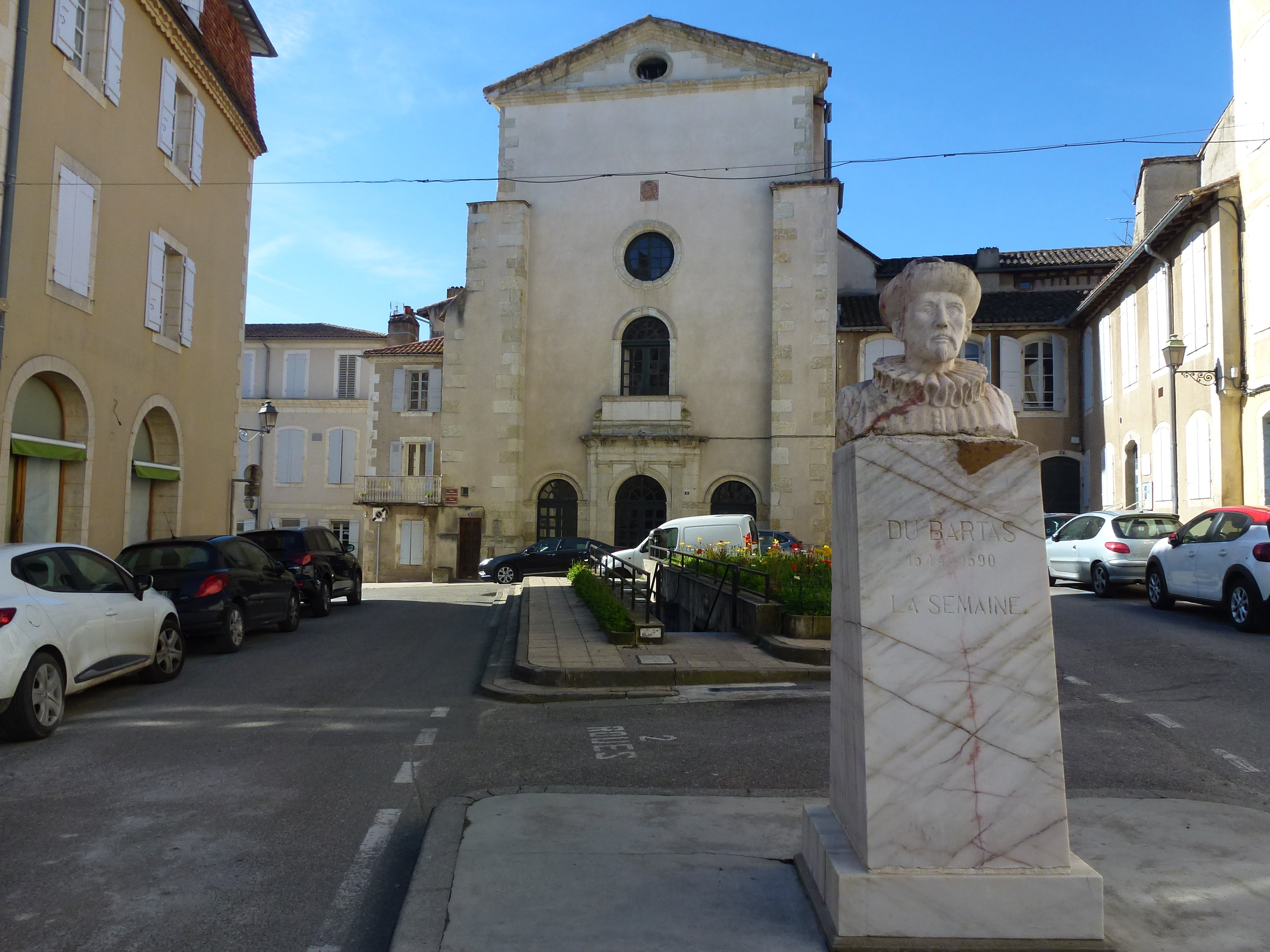 La place Saluste du Bartas avec la Bibliothèque d'Auch - Photo ED