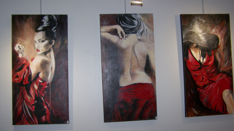 L'artiste Annie Roudet expose ses toiles aux courbes suggestives à l'Office de Tourisme