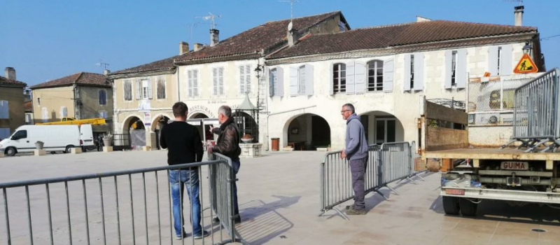 La place, interdite au stationnement.