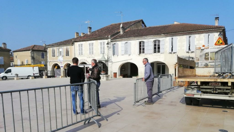 La place, interdite au stationnement.