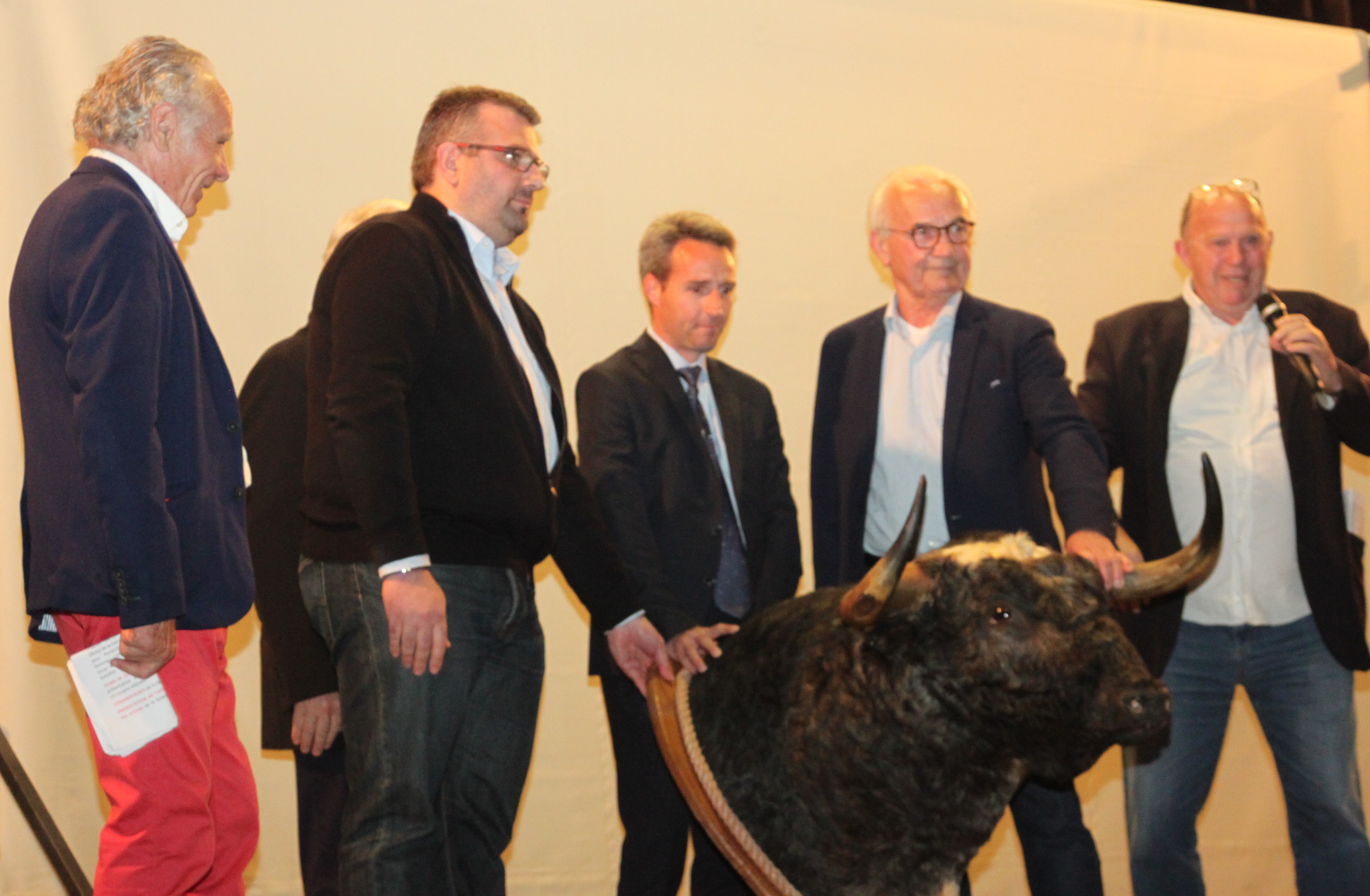 Remise de la tête de Cornicorto à Gilles Raoux