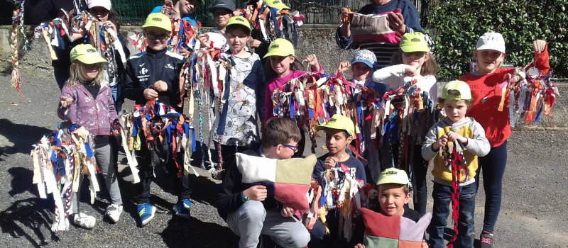 Les enfants du Centre de Loisirs participent à la décoration du site du festival 