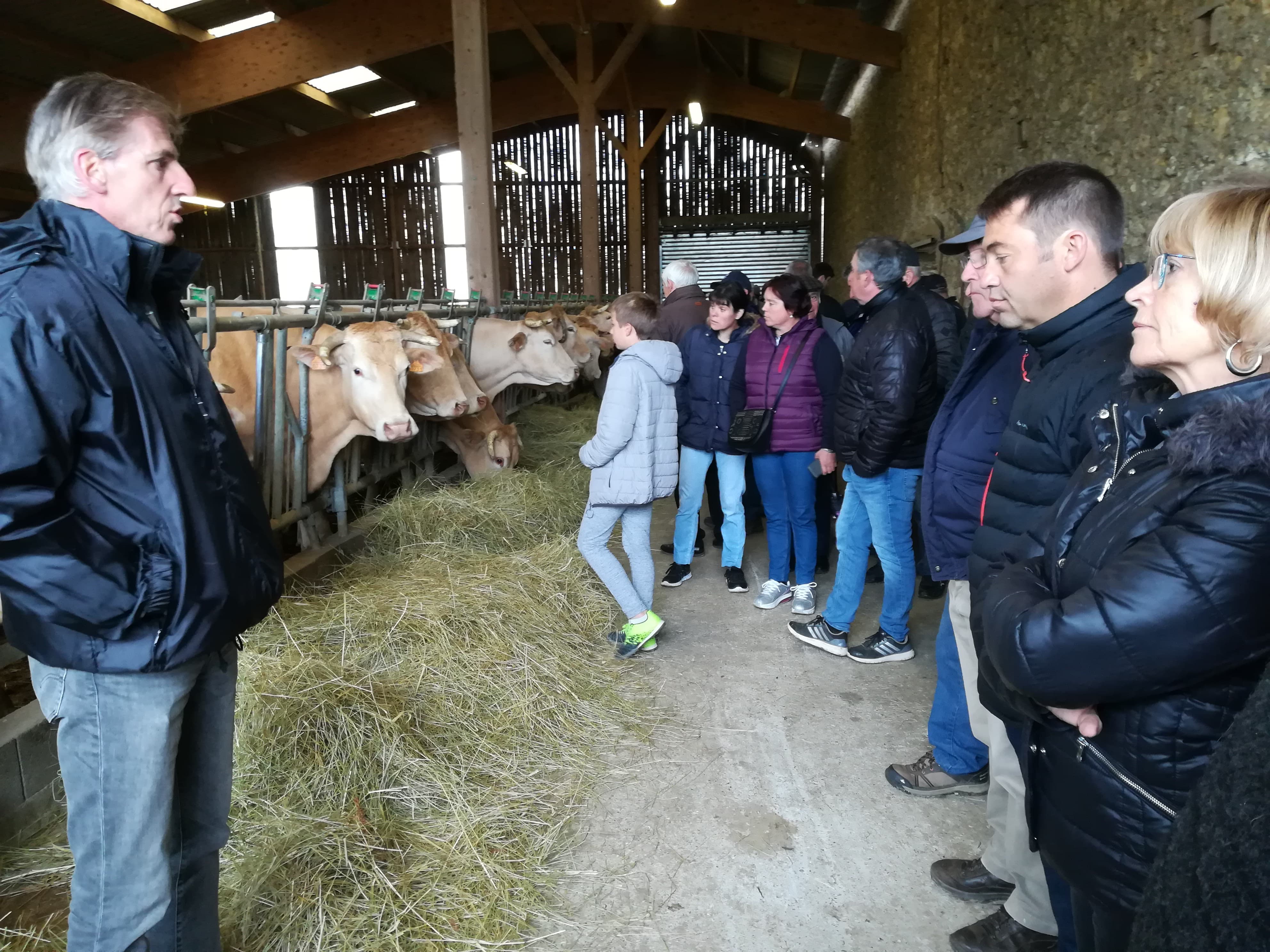Sur la gauche de l'image, Joël Abadie, conseiller en élevage à la Chambre d'Agriculture.
