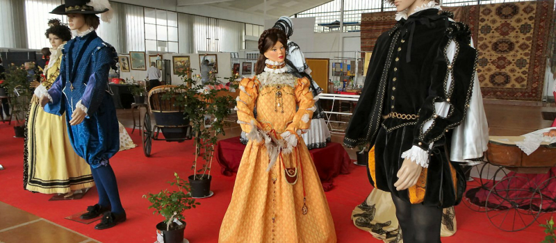  Belle exposition de costumes d'époque